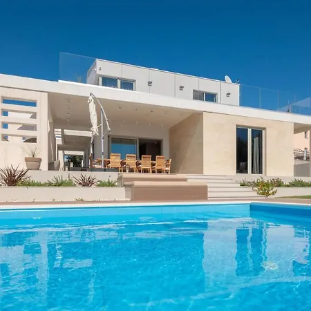 Luxury Cinderella With Swimming Pool *