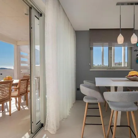 Luxury Cinderella With Swimming Pool Appartement *