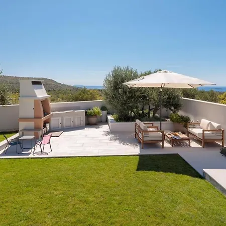 Luxury Cinderella With Swimming Pool