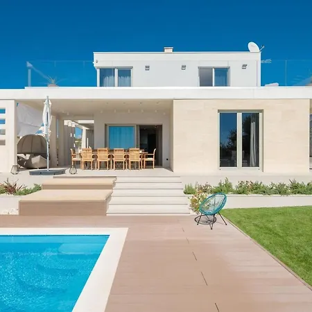 Luxury Cinderella With Swimming Pool