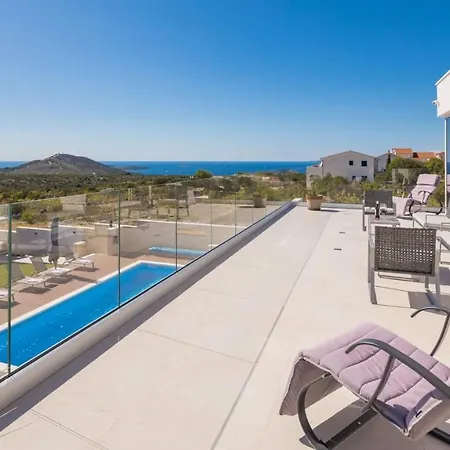 Luxury Cinderella With Swimming Pool