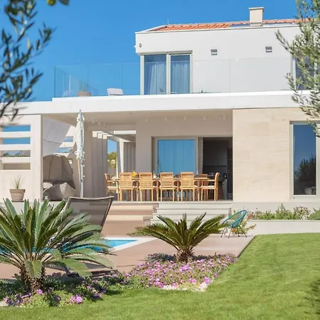 Luxury Cinderella With Swimming Pool *